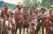 photo of 16 family members in the Huili Tribe of New Guinea